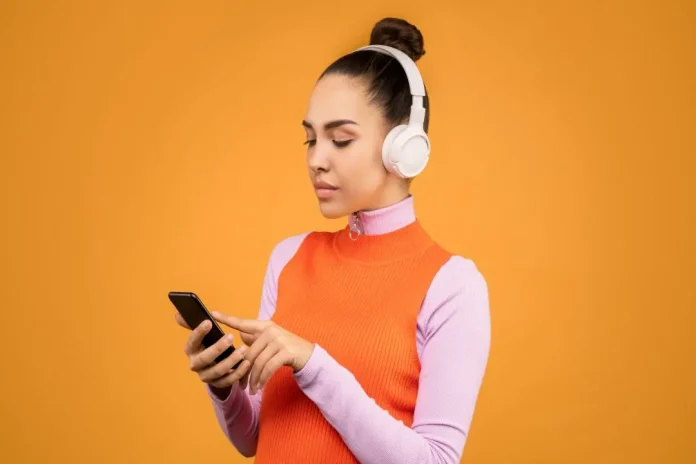 5 Essential Podcasts to Listen to About Fashion and Style 5 Essential Podcasts to Listen to About Fashion and Style